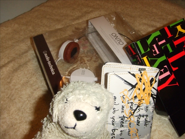 My Presents Presents include the wallet and headphone. Bear excluded.