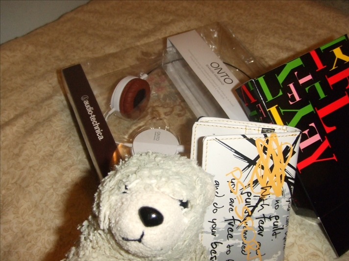 Presents include the wallet and headphone. Bear excluded.